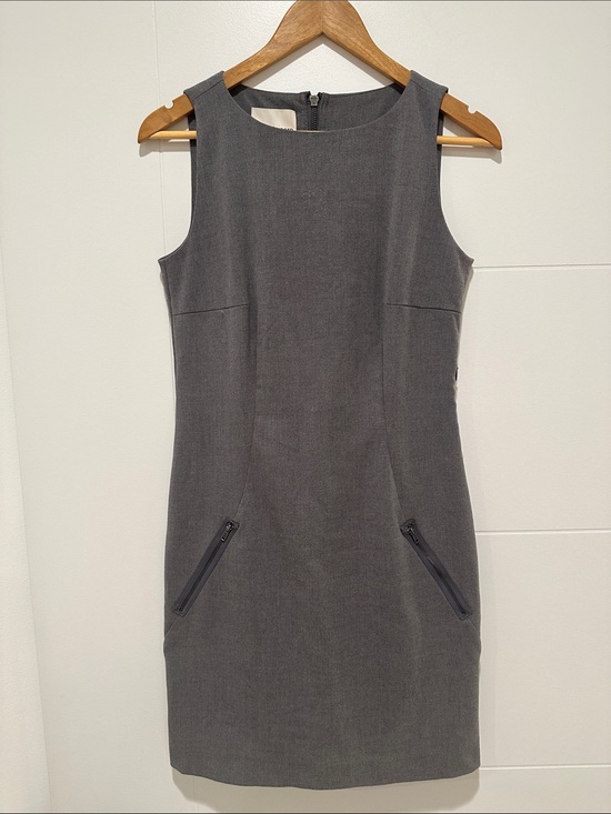 de corp Dresses & Skirts - Sleeveless Gray Zip-Pocket Mini Dress